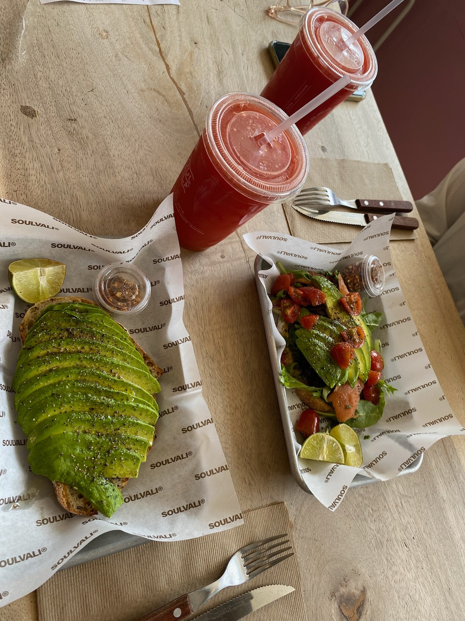En la variedad de menú que tiene Soul Vali, se pidió dos platos con avocados toats preparados con pan fresco y artesanal y dos vasos de jugos fríos preparados en el momento, saludables, frescos y nutritivos a base de frutas
