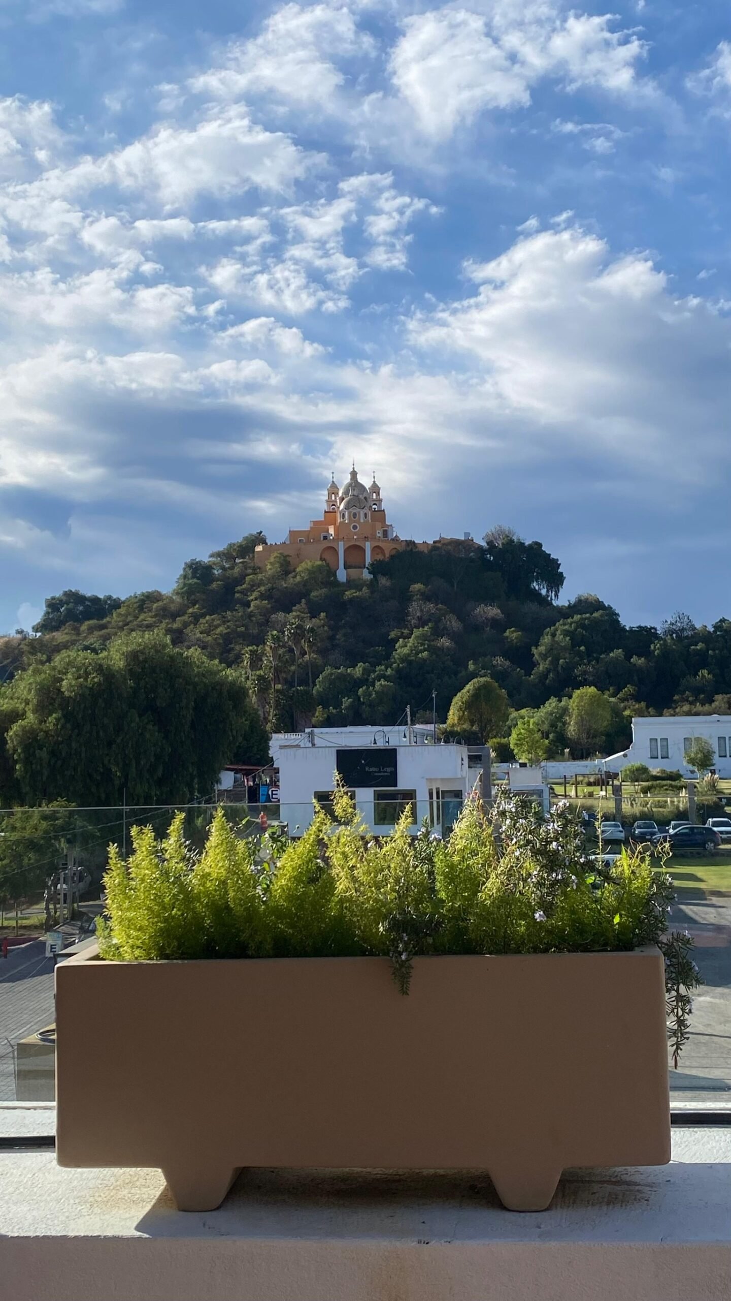 Bazán Baked Goods la Cafeteria con vista panorámica a la pirámide de Cholula, junto a los mejores atardeceres, para disfrutar de tus bebidas junto a su panadería artesanal para deleitarte el paladar